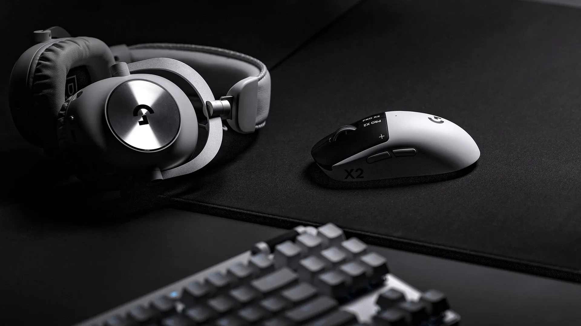 Logitech PRO X2 SUPERSTRIKE-lifestyle-16x9-001